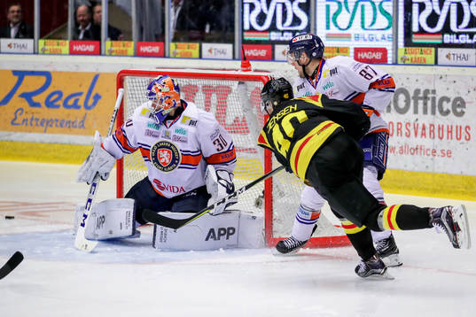 Brynäs Jesper Jensen och Växjös målvakt Viktor Fasth