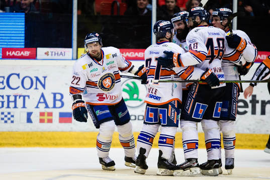Växjös Janne Pesonen (v) jublar