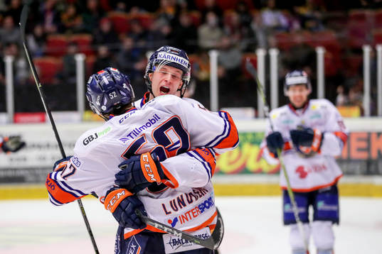 Växjös Elias Pettersson jublar