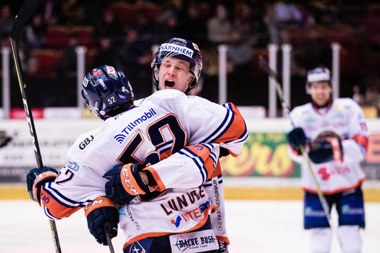 Växjös Elias Pettersson med Arvid Lundberg