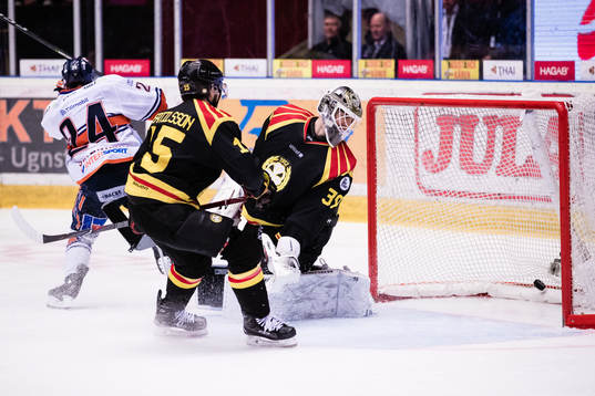 Växjös Brendan Shinnimin gör 3-3 bakom Brynäs målvakt