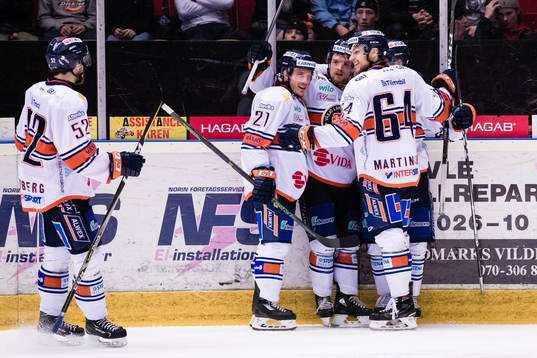 Växjös Brendan Shinnimin jublar med Andy Miele och Eric