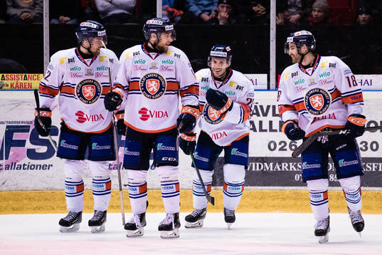 Växjös Brendan Shinnimin jublar med Arvid Lundberg och