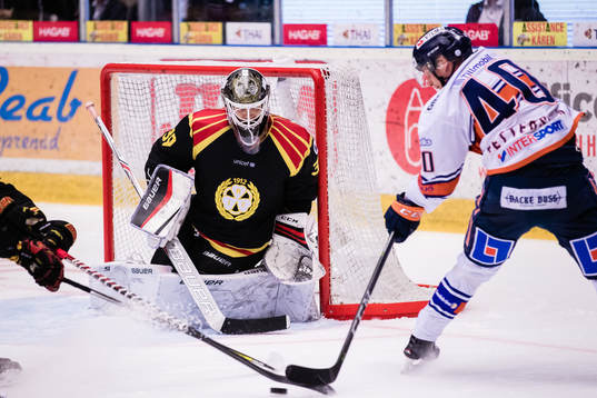 Brynäs målvakt Linus Fernström i aktion på en målchans
