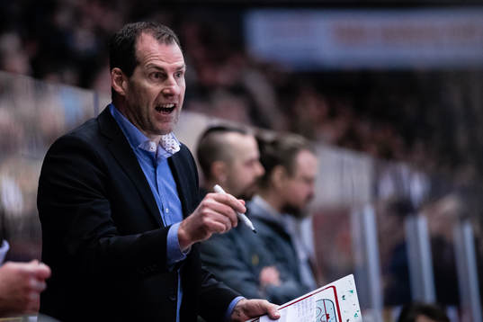 Brynäs assisterande tränare Jan Larsson reagerar