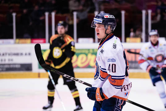 Växjös Elias Pettersson jublar
