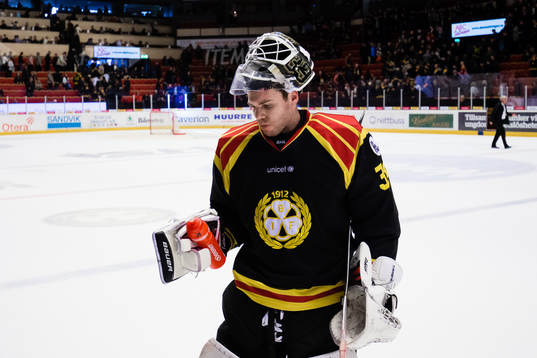 Brynäs målvakt Linus Fernström deppar