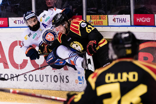 Växjös Daniel Rahimi Daniel Rahimi tacklas av Brynäs