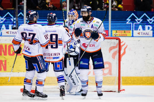 Växjös målvakt Viktor Fasth jublar med Daniel Rahimi ,