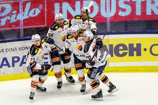 Djurgårdens Axel Jonsson Fjällby jublar med lagkamrater