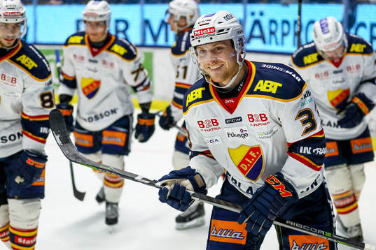 Djurgårdens Linus Hultström jublar med lagkamrater