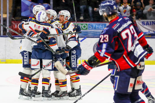 Djurgårdens Linus Hultström jublar med lagkamrater