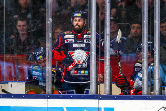 Linköpings Daniel Olsson Trkulja och två medspelare i