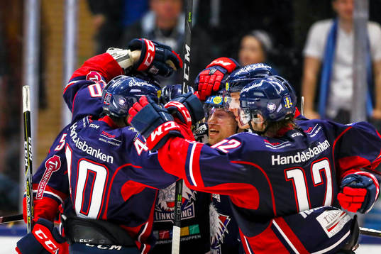 Linköpings Ken André Olimb jublar med lagkamrater