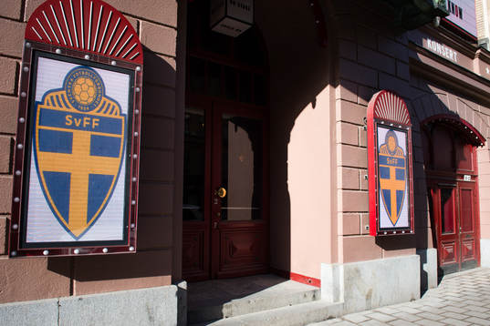 Entrén till Vasateatern före Svenska Fotbollförbundets