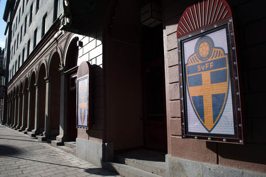 Entrén till Vasateatern före Svenska Fotbollförbundets