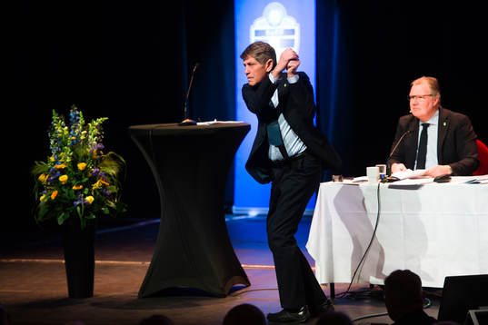 Valberednings ordförande Ingmar Alm presenterar Maria