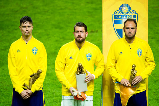 Sveriges Mikael Lustig, målvakt Kristoffer Nordfeldt och