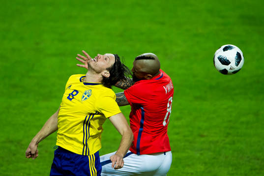 Sveriges Gustav Svensson och Chiles Arturo Vidal