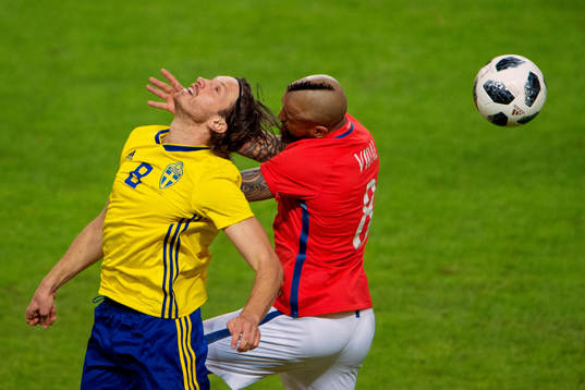 Sveriges Gustav Svensson och Chiles Arturo Vidal