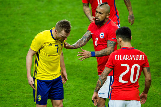 Sveriges Sebastian Larsson och Chiles Arturo Vidal i bråk