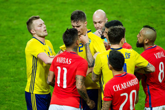 Bråk mellan Chiles Eduardo Vargas och Sveriges Mikael