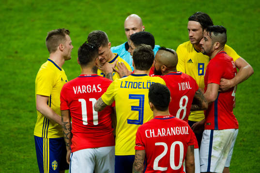 Bråk mellan Chiles Eduardo Vargas och Sveriges Mikael