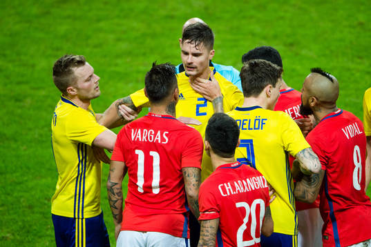 Bråk mellan Chiles Eduardo Vargas och Sveriges Mikael