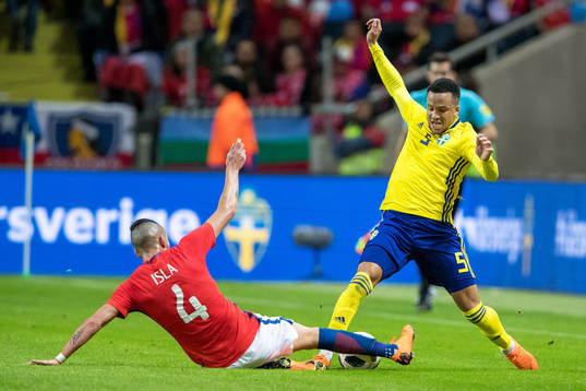 Chiles Mauricio Isla och Sveriges Martin Olsson