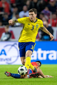 Chiles Alexis Sanchez och Sveriges Victor Nilsson Lindelöf