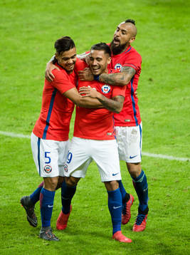 Chiles Paulo Diaz , Marcos Bolados och Arturo Vidal jublar