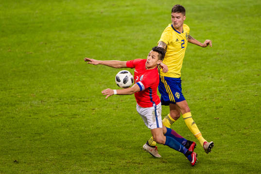 Chiles Alexis Sanchez och Sveriges Mikael Lustig