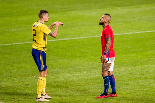 Sveriges Mikael Lustig och Chiles Arturo Vidal