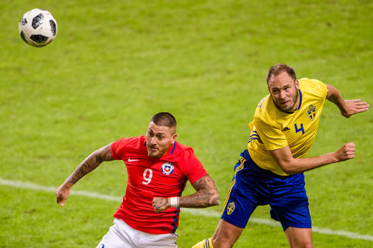 Chiles Nicolás Castillo och Sveriges Andreas Granqvist