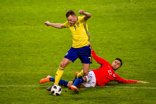 Sveriges Sebastian Larsson och Chiles Diego Valdés