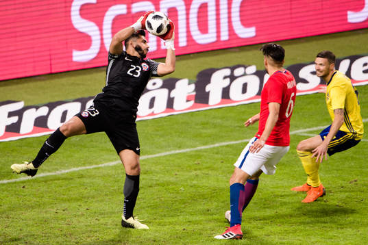 Chiles målvakt Johnny Herrera räddar skott framför