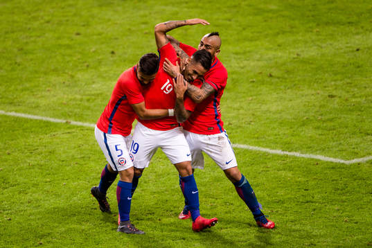 Chiles Marcos Bolados jublar med Paulo Diaz och Arturo Vidal