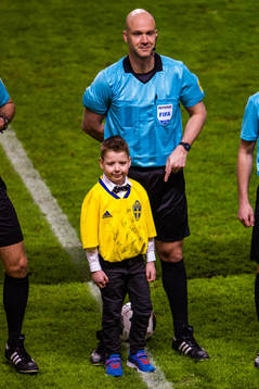 Lukas Wilhelmsson, utdelare av matchbollen, före