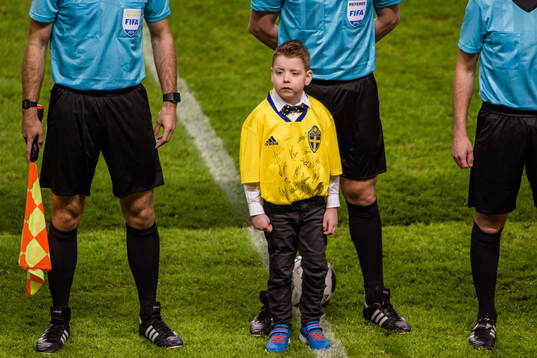 Lukas Wilhelmsson, utdelare av matchbollen, före