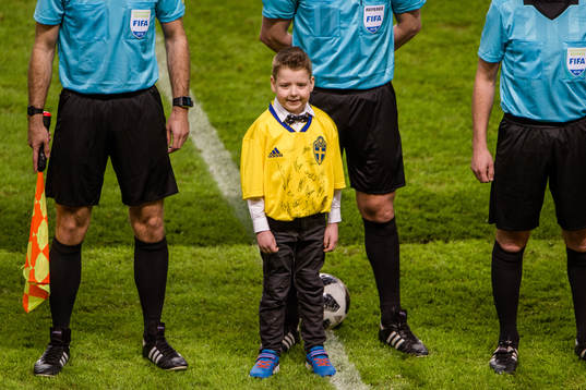 Lukas Wilhelmsson, utdelare av matchbollen, före