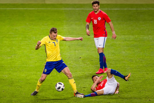 Sveriges Sebastian Larsson i en kamp mot  Chiles Charles