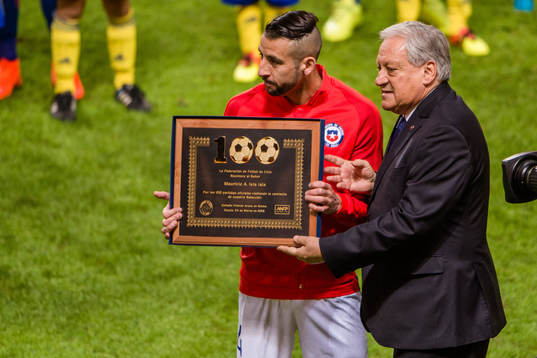 Chiles Mauricio Isla uppmärksammas före