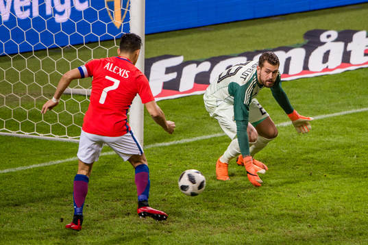 Chiles Alexis Sanchez med bortdömt mål bakom Sveriges