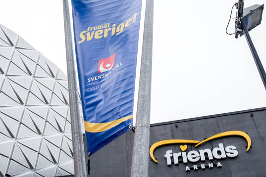 Vepa på lyktstolpe utanför Friends Arena före