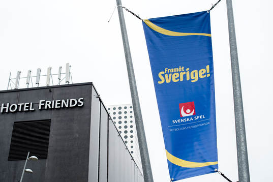 Vepa på lyktstolpe utanför Friends Arena före
