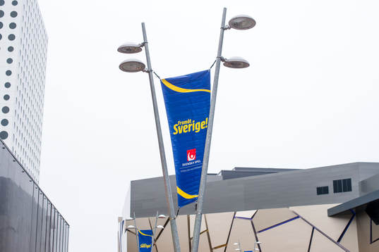 Vepa på lyktstolpe utanför Friends Arena före