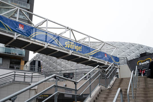 Vepa på gångbro utanför Friends Arena före