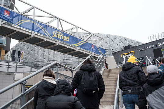 Vepa på gångbro utanför Friends Arena före