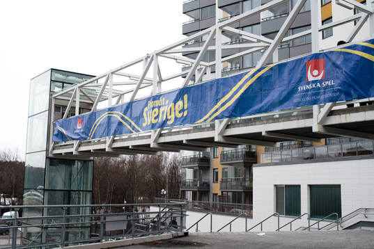 Vepa på gångbro utanför Friends Arena före