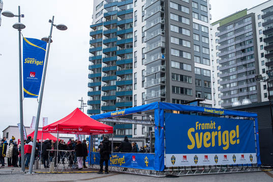 Fan Zone utanför Friends Arena före  träningslandskampen